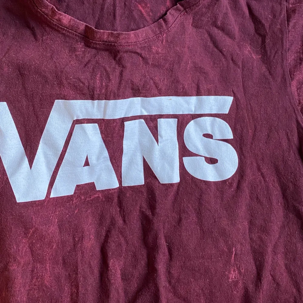 Vinröd tie die T-shirt från Vans!. T-shirts.