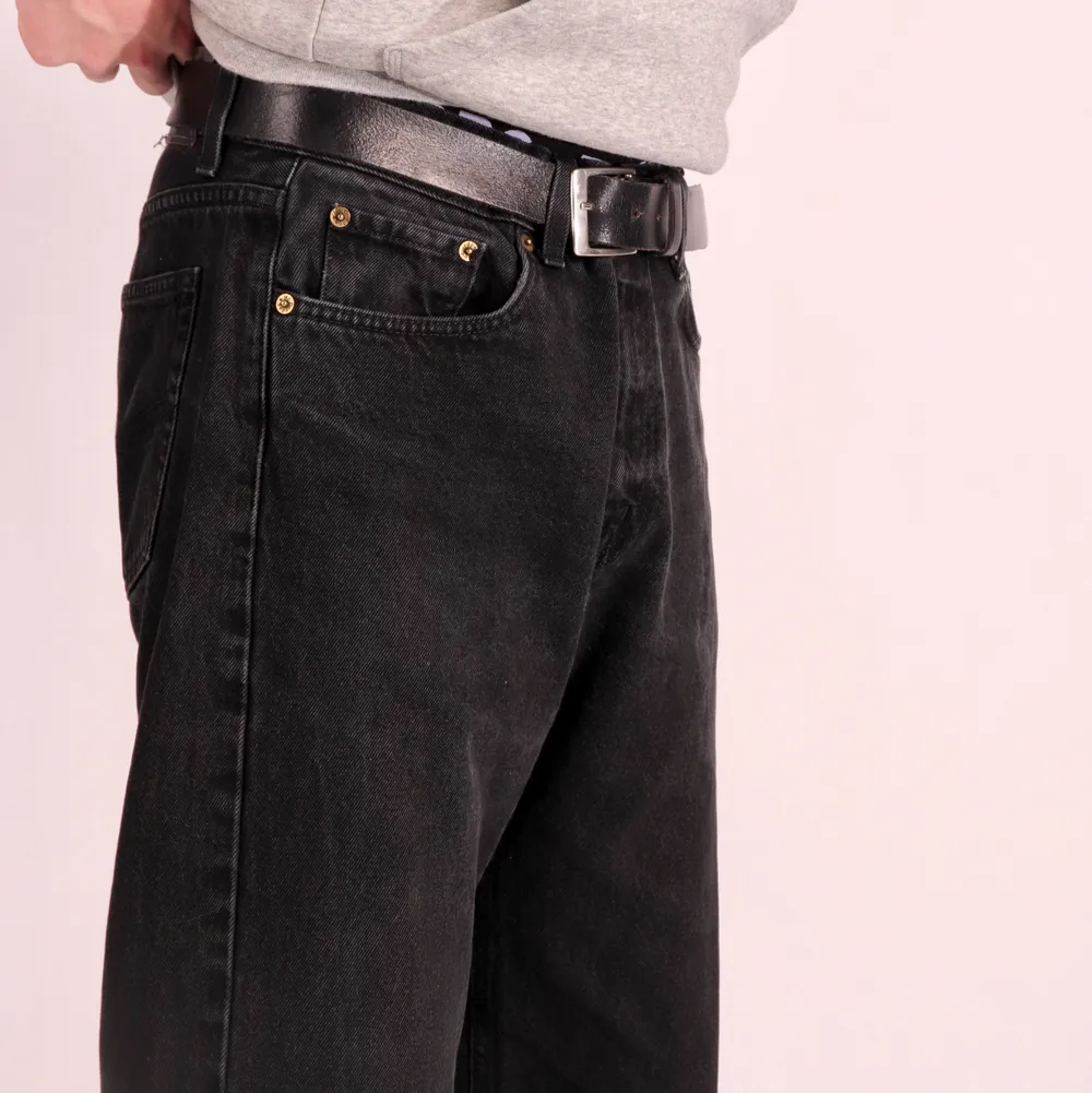Svarta MC Gordon jeans i väldigt fint skick! Obs, byxorna är avklippta nertill, modellen är 180cm. Jeans & Byxor.