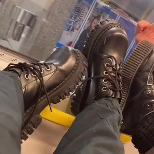 Dollskill skor - Helt oanvända då jag fick fel storlek så dom skickade ett till par. Dom på första bilden är dom jag använder så dom har ingen repa där framme. Väldigt bekväma och lätta att gå i (enligt mig). Jag köpte dom för typ 1000kr så vill ända ha ett bra pris för dom då dom är helt oanvända :3 kan stå för frakten om det blir ett bra bud 