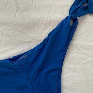Säljer denna superfina blåa bikiniunderdel. Den är använda cirka en halv säsong men ser ut som ny. Där är i storlek S men går att anpassa till o från med knytena i sidan. Kan mötas upp i Helsingborg men självklart går det bra att frakta!!💙💙💙