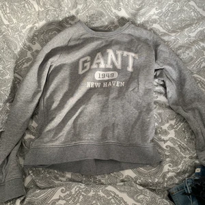 Gant tröja - Grå jätte fin gant tröja som jag använt max 2 gånger. Den är jätte mjuk och fin på! Den är i storlek S men passar även mig som har storlek M