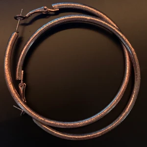 Guldringar - Stora guldringar, bevarar färgen väldigt bra och är en tydlig gullig färg. Aldrig använda. Frakten ingår i priset😌