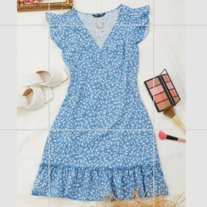 Sommar klänning  - Söt sommarklänning klänning i en skön blå färg. Säljer den pga att den inte kommer komma till användning. Den är i storlek S och är slutsåld på hemsidan. Lätt att få på med en dragkedja på sidan. Endast provad. Buda privat.