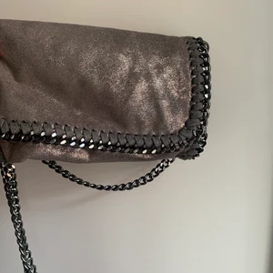 Super cool väska - Säljer denna stella McCarthy inspirerade väska! Super cool och unik färg❣️ Kontakta mig vid fler frågor eller bilder❣️