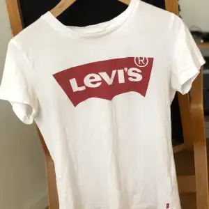 Vit Levis T-shirt som är för liten för mig och ej används, den är använd väldigt få gånger👍🏼 