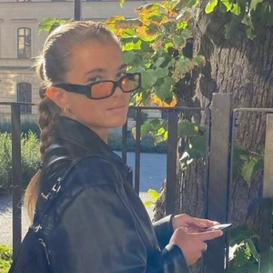 Oanvända solglasögon - Säljer mina solglasögon som är väldigt lika Matildas på bilden! Skriv för mer bilder! Säljer för att dom var lite trånga runt mitt huvud! Annars perfekta♥️