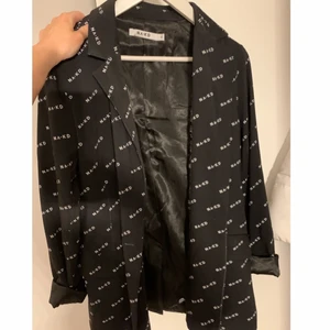 NA-KD blazer strl 36 - Super fin blazer från NA-KD i storlek 36. Skriv privat för fler frågor eller bilder😊 100kr + Frakt 