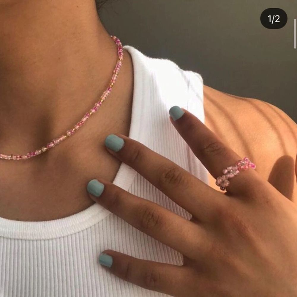PINK FLOWER WREATH 🌸🌺 säljer en handgjord ring av glaspärlor - 35kr men eftersom att det är rea tills 8 maj så är det rea på 19kr 💕 Passa på nu!! Också perfekt smycke inför sommaren med fina toppar ju 😍 Instagram @designbyliya_ ❗️❗️❗️. Accessoarer.
