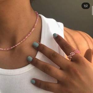 PINK FLOWER WREATH 🌸🌺 säljer en handgjord ring av glaspärlor - 35kr men eftersom att det är rea tills 8 maj så är det rea på 19kr 💕 Passa på nu!! Också perfekt smycke inför sommaren med fina toppar ju 😍 Instagram @designbyliya_ ❗️❗️❗️