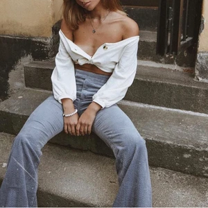 Flare zara byxor! - OBS lånad bild! Säljer dessa slutsålda gråblå flare manchesterbyxor från zara. Storlek xs, väldigt långa! 🖤 skriv för fler bilder m.m. Vid frakt är kostnaden 66kr för spårbart 🤝