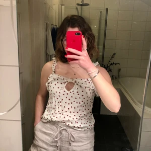 Sommarlinne! - Somrigt linne från asos! I bra skick och som man kan knyta olika hårt i fram för två olika stilar!