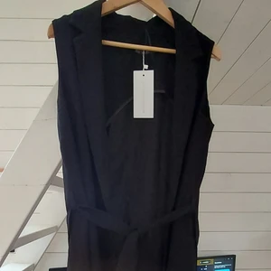 Lång klänning/väst från Chiquelle - Svart lång klänning/väst från Chiquelle. Ny! Storlek L.