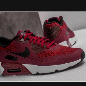 Nike skor - Dessa är ett par Nike Air Max 90 skor som jag säljer. De har endast använts några gånger, detta pågrund av att de är lite för små för mig. Kan mötas i Stockholm och returer stödjs ej. 