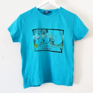 Blå screentryckt topp 💙 - En blå t-shirt med trycket "Do u care, repair and rewear?" i lite mixade färger som gul, vit, grön och svart 🎨