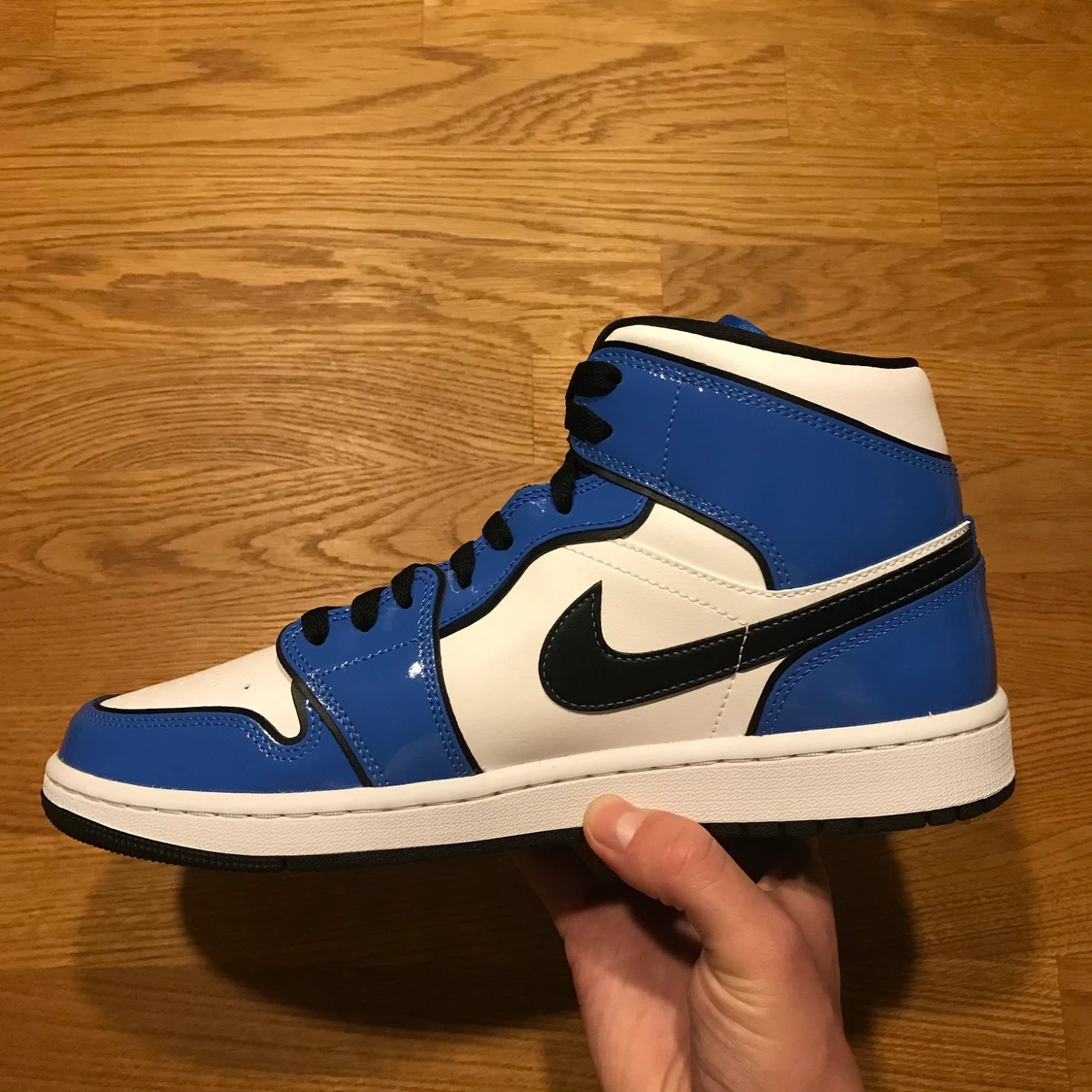Jordan 1 Mid Signal Blue