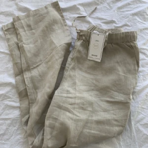 Linnebyxor - Säljer dessa oanvända helt slutsålda linnebyxor. Lappar kvar, köpte står för frakt kontakta vid intresse!