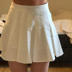 Säljer helt oanvänd kjol i superfint skick! Kunden står för frakt 
