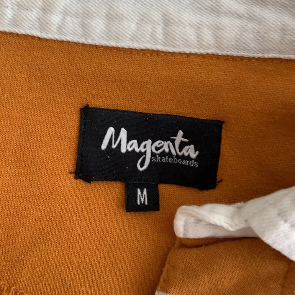 Orange randig tröja från Magenta Skateboards.Storlek M sitter M. Använd kanske 10 gånger 8/10 cond. Skjortor.