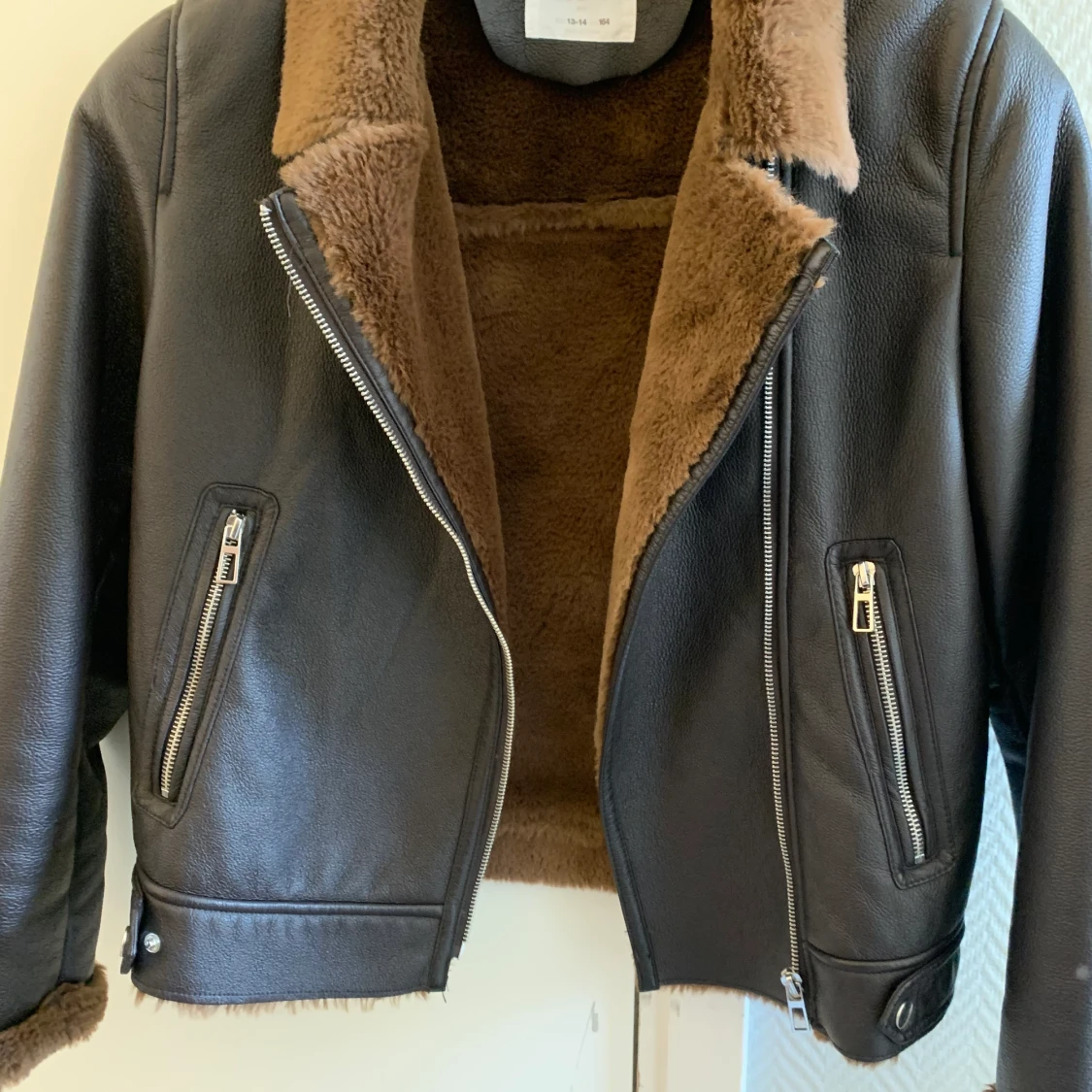 Snygg zara jacka i brun skinnimmitation.  - 90