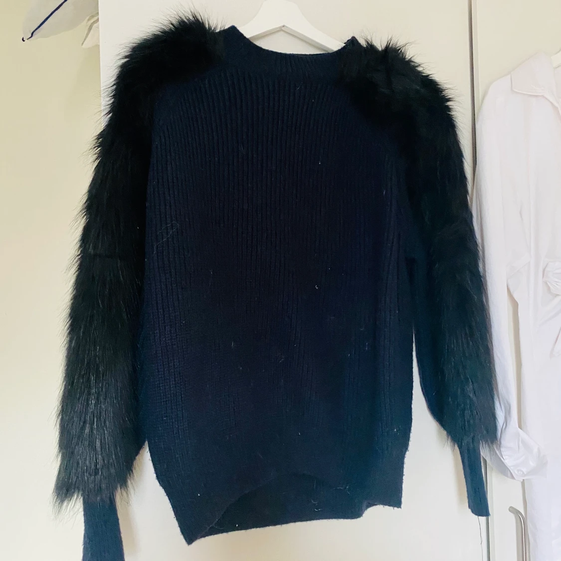 Stickad tröja från H&M med fake päls🤍