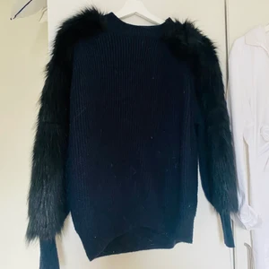 Stickad tröja från H&M med fake päls🤍 - Stickad tröja använd en gång från H&M🥂