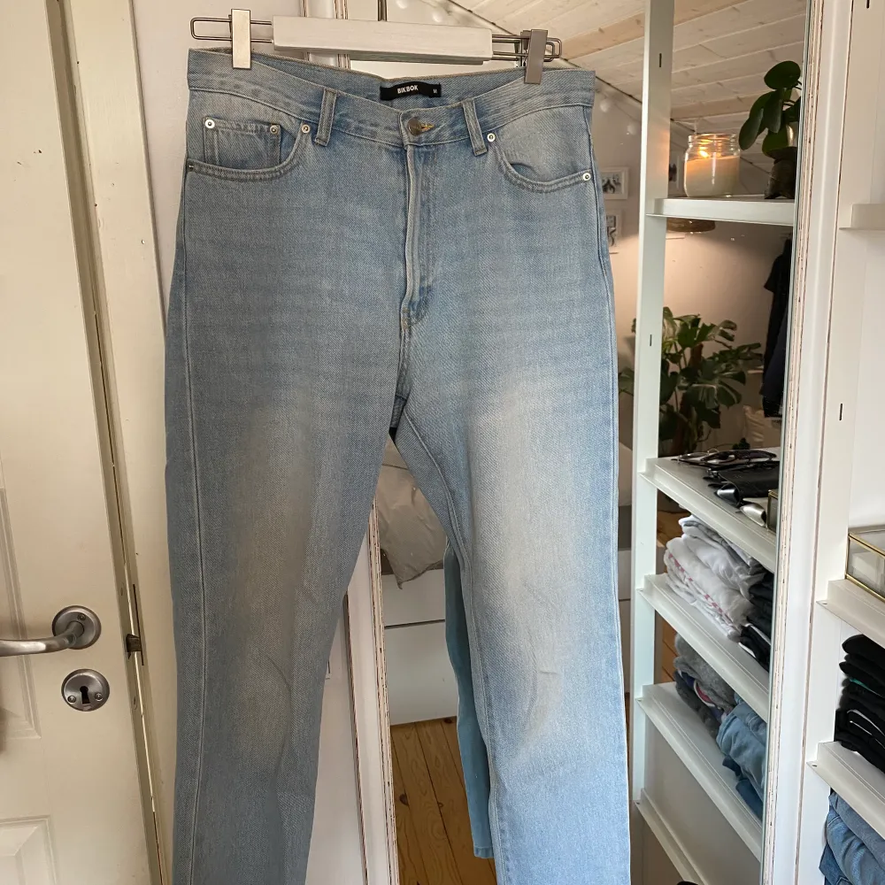 Superfina ljusblå boyfriend jeans som tyvärr inte kommer till användning. Använda fåtal gånger och tvättas innan leverans. Jag är 170cm för referens och jag skulle säga att de är väldigt normala i storleken. . Jeans & Byxor.