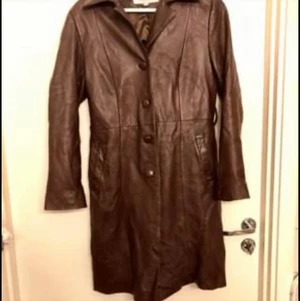 brunröd skinnkappa strl 34  - brunröd kappa strl 34 (oversize) så passar en 38