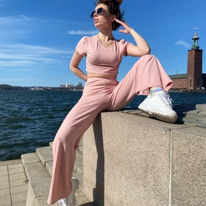 Rosa kostym M size - Fantastisk NY rosa kostym. Den outfit kommer att vara perfekt för sommarvandringar. Kostym består av en crop top och långa byxor. Bra textil (bomull). Passar kvinnor som är från 165cm till 175cm långa.