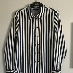 Vero Moda, Skjorta randig  - Normal i storleken, bra skick. Frakt tillkommer