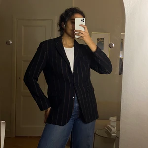 Filippa K tandig kavaj storlek L - Skickas endast -köparen står för frakt.  För referens är min längd 174 cm.