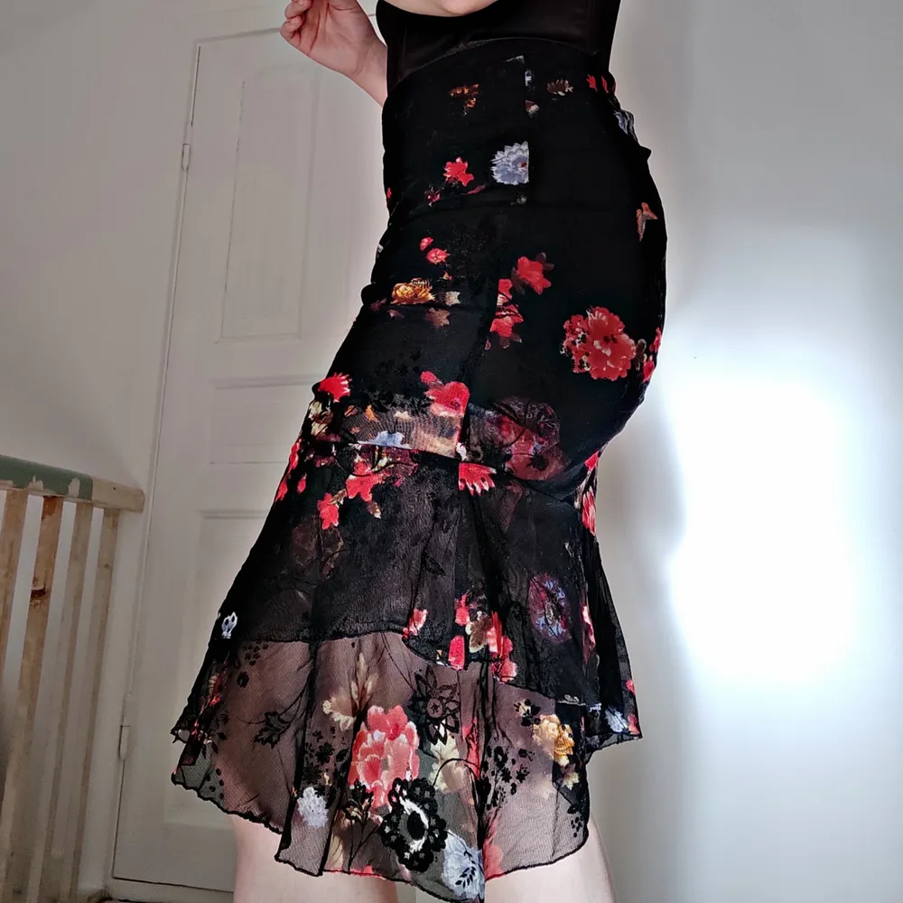 Denna kjolen är huur fin som helst!🖤 Den är lite för liten för mig. Den har olika lager. I nyskick! Storlek: 36. Skicka dm för mer bilder eller frågor!🦋 Läs gärna mina villkor också!✨. Kjolar.