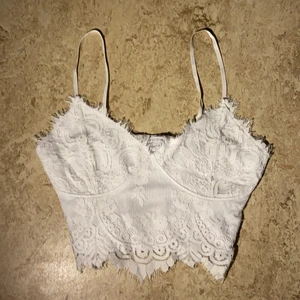 Vit spets topp  - Super fin spetstopp säljs pågrund av att den är förliten. Den är i stolek s, för 50kr 