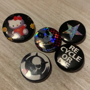 Pins - Pins med olika motiv🤩 De flesta är från shock men det är ganska blandat! 5 kr st + 12 kr frakt💥