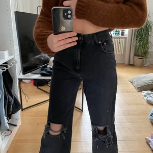 Svarta Bershka jeans storlek 36 - Säljer dessa svarta jeans med hål på båda knäna från bershka i storlek 36. Superfina i modell och längd. Säljer dem då det är lite smått stora. 