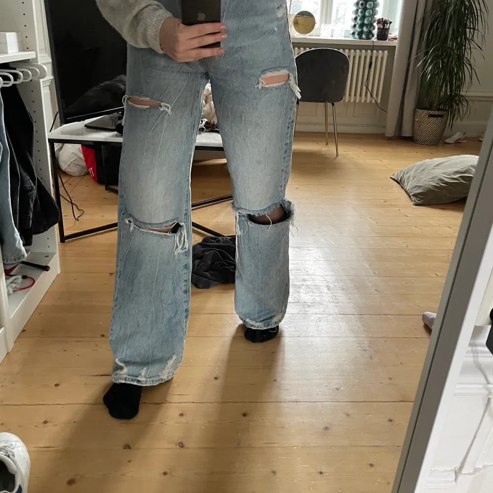 Säljer dessa populära jeans ifrån Bershka i storlek 34 då dom inte passar på mig. nyskick. Köpta för 400 kronor. . Jeans & Byxor.