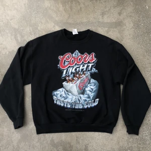 Coors Light vintage crewneck - Sjukt fet Coors Light crewneck 🍻 Står L i den men passar som en M. Använd men i bra skick! Köparen står för frakt, kan annars mötas i Uppsala!