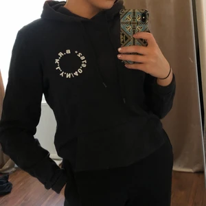 Yourturn  - Hoodie med tryck på ryggen från yourturn i storleken xxs, men det är herrmodell så den motsvarar ungefär en xs✨ Köparen står för frakten