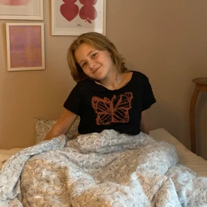 Fjärils crop top. Storlek S  - Använd 1 gång & superbra skick. Buda i kommentarerna. 