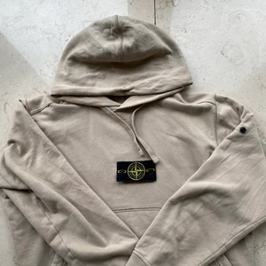Stone Island Sand Hoodie  - Skriv i Pm för hjälp med storlek! Fint skick