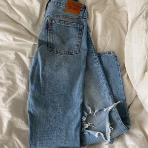 Levis jeans 501, S  - Ett par Levis jeans men slitningar (var där när jag köpte dom). Väll använda! Inga fläckar eller liknande! Kund betalar frakt!