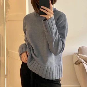 Blå stickad tröja - Så mysig och skön blå stickad tröja från NA-KD💙🤍