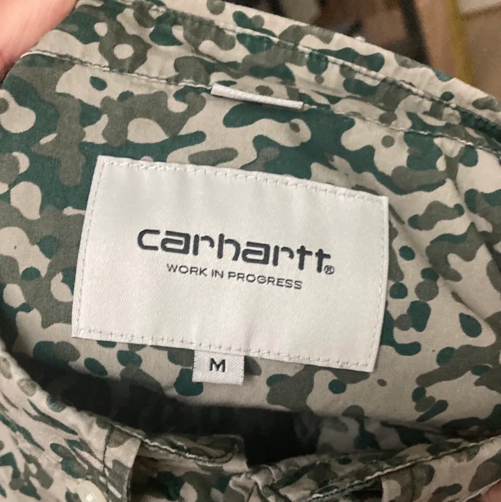 Säljer denna camouflage skjorta från Carhartt. Har användts enstaka gånger och är i nyskick. Köpare står för frakt. Skjortor.