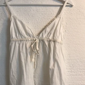 Odd Molly Linne  - Jättefint odd Molly linne i storlek 1, behöver bara strykas sen är den som ny! 🥰 bud ligger just nu på 140kr! 