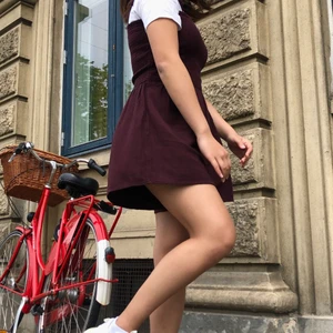 Jumpsuit - Playsuit från Weekday. Säljer pga för liten nu. Det vita plagget ingår inte! Köpte det separat 