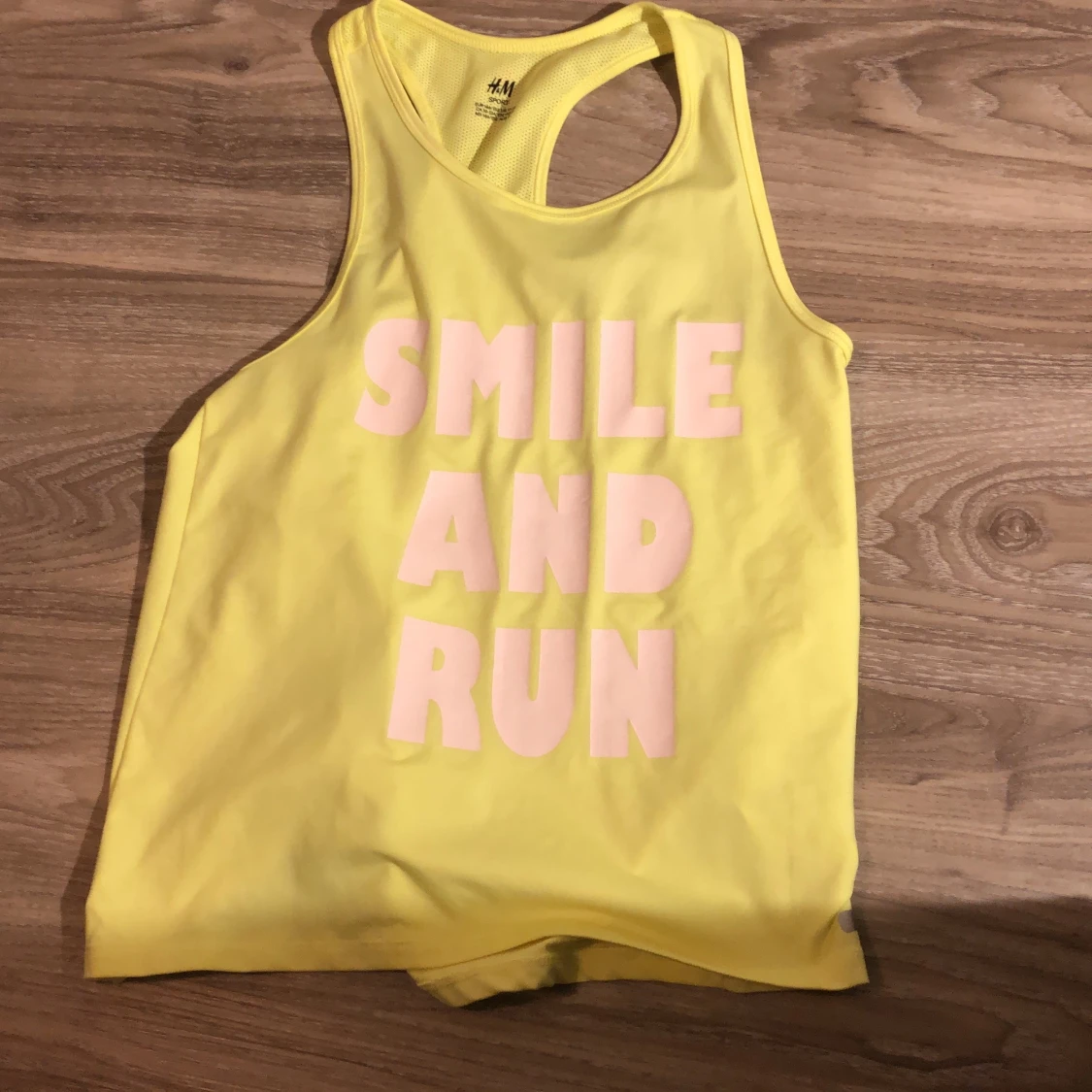 Gult tränings linne storlek 146/152 - 90