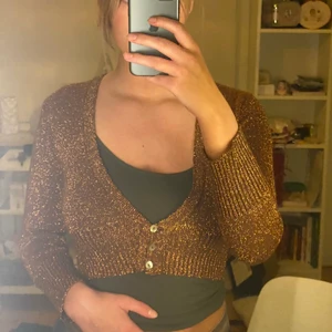 Glittrig kofta - Jättefin glittrig kofta jag köpt second hand! Endast använd av mig en gång. Står ingen storlek i men skulle säga att den passar från xs-m. 