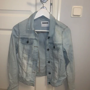 Ljusblå jeansjacka  - Jättefin och fräsch jeansjacka i ljusblått. Passar perfekt nu till våren 🌸🌸🌸🌸