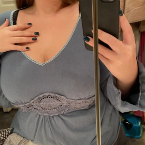 blus  - en grå/blå blus med fina detaljer!! Blusen är v-ringad med stickade detaljer! Den är från Gina i storlek L!! Knappt använd || 60kr exl. frakt 