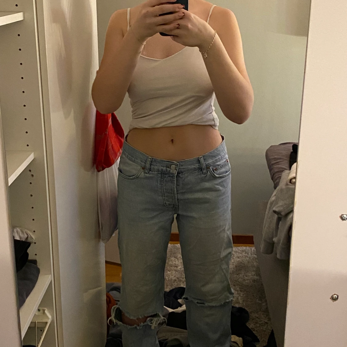 LÅGMIDJADE JEANS med hål