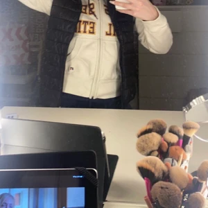 Väst från Everest strl 146/152 - Svart väst från Everest i storlek 146/152💞 Säljer pga att den har blivit för liten😢 Köparen står för frakt!